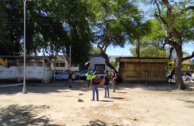 Convívio Social realiza demolição de bancas de revistas abandonadas na Praça Centenário