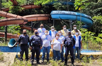 Agentes de endemias monitoram focos de dengue no antigo Ecopark, na Serraria