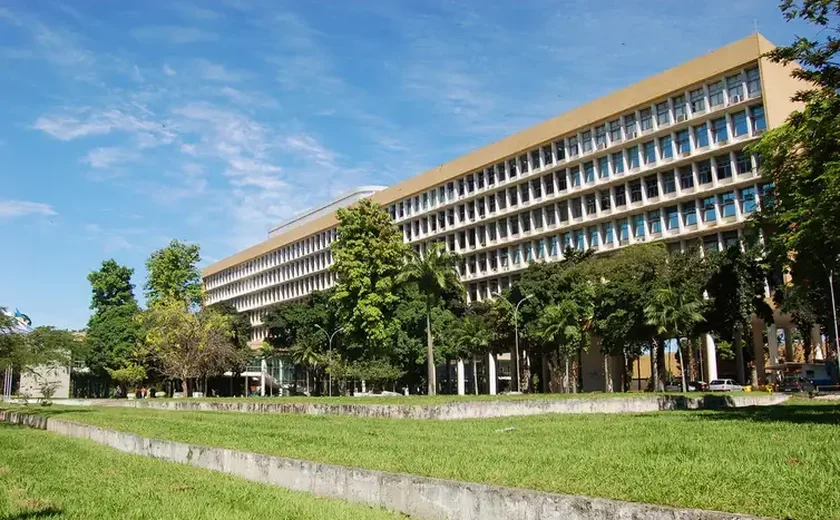 UFRJ fica sem luz e museu Nacional teme por acervo