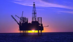 Referência europeia registra quedde petróleo cai 10%