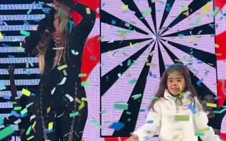 Filha de Ivete Sangalo rouba a cena durante show em Portugal