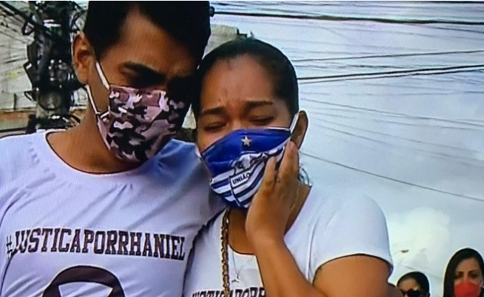 O padrasto e a mãe do menino durante protesto por Justiça O padrasto e a mãe do menino durante protesto por Justiça