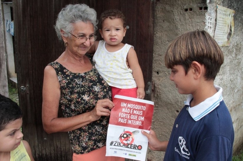 Estudantes conscientizam população contra o Aedes aegypti