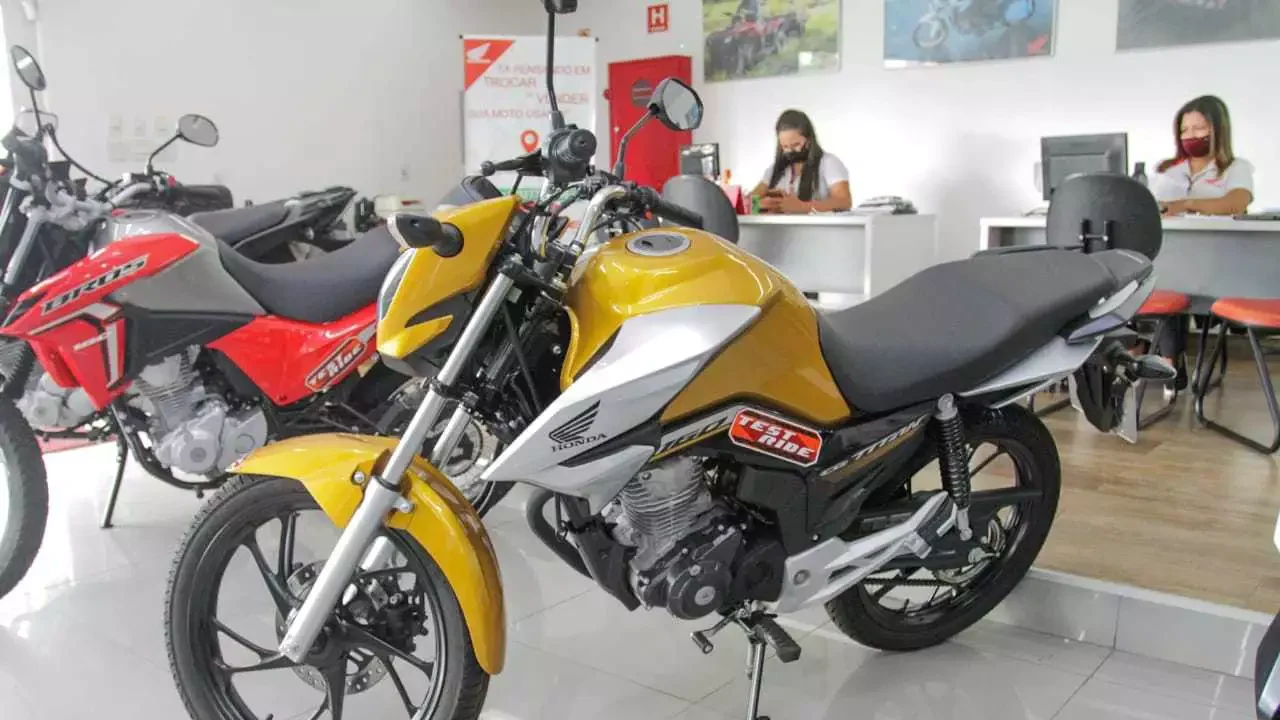 Vendas de motos sobem 12,2% em abril e superam as de carros, diz Fenabrave