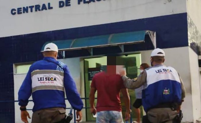 Homem foi preso e encaminhado para a Central de Flagrantes, no Farol Homem foi preso e encaminhado para a Central de Flagrantes, no Farol