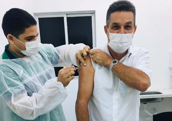 Covid-19: Prefeito de Branquinha recebe 2ª dose e reforça importância de completar o ciclo vacinal