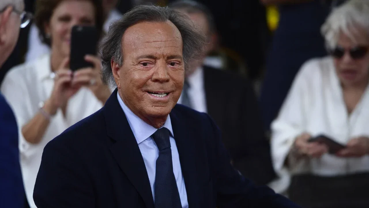 Julio Iglesias é alvo de nova denúncia por agressão sexual e trabalho forçado