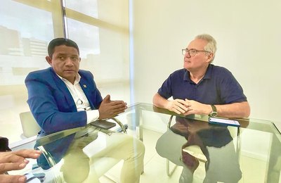 Prefeito Júlio Cezar se encontra com senador Renan Calheiros em Maceió