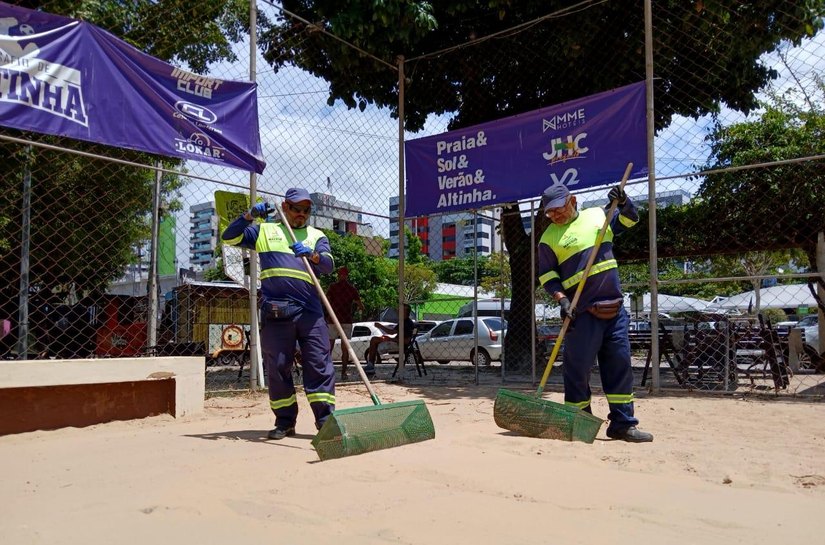 Prefeitura intensifica limpeza de quadras de areia em Maceió