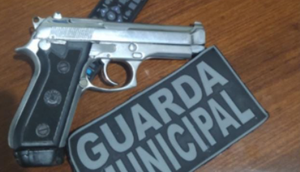 Dois jovens são detidos com arma de fogo e motocicleta roubada em Maruim / Foto: Foto: Guarda Municipal/Maruim