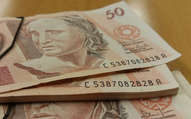 Serasa: 55% devem gastar até R$ 4 mil com despesas de início de ano