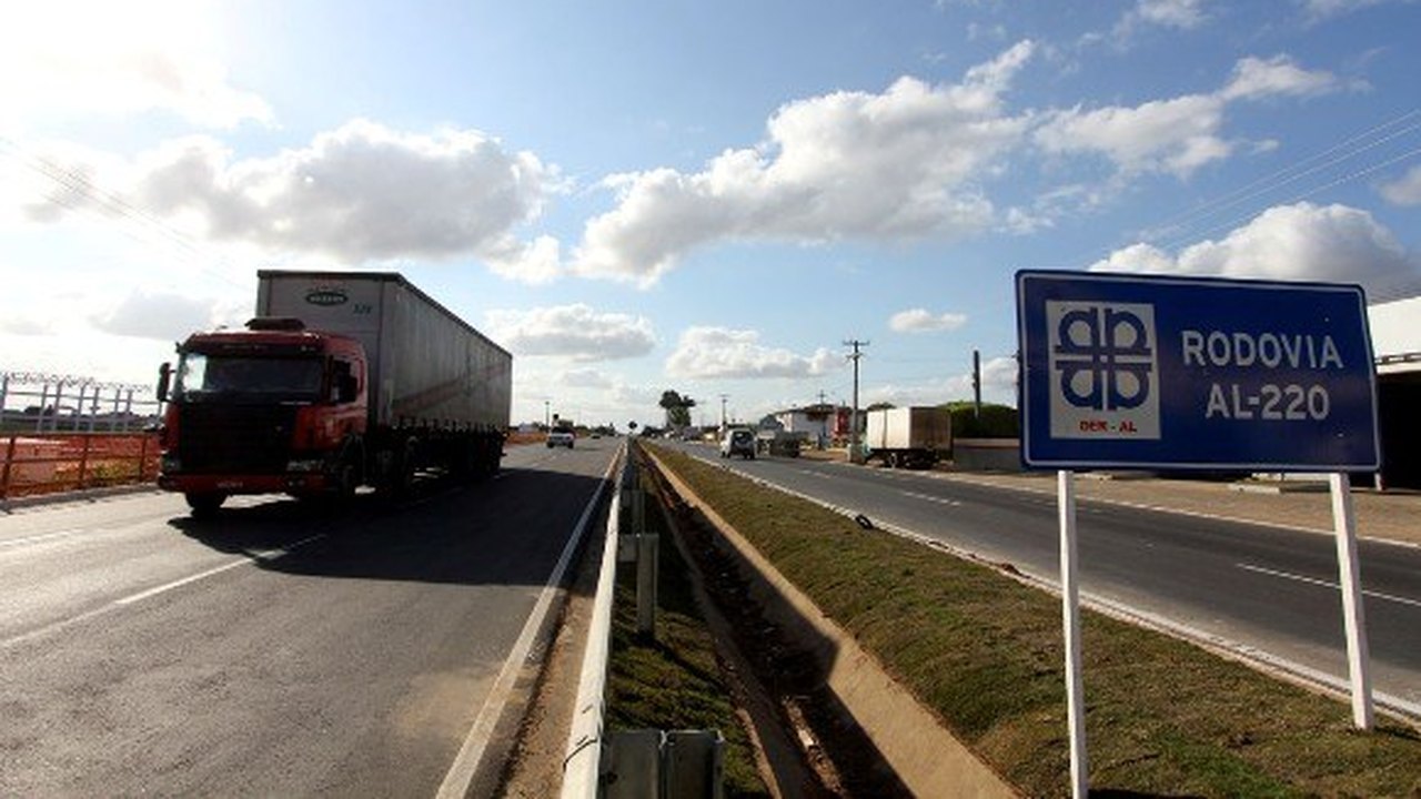 DER recupera malha rodoviária do Agreste ao Sertão do Estado