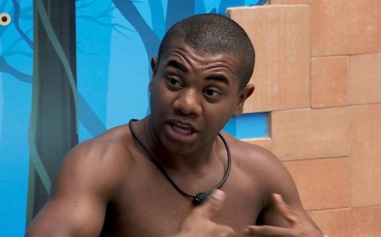 Davi chora e ameaça apertar botão da desistência do 'BBB 24': 'Não aguento mais'