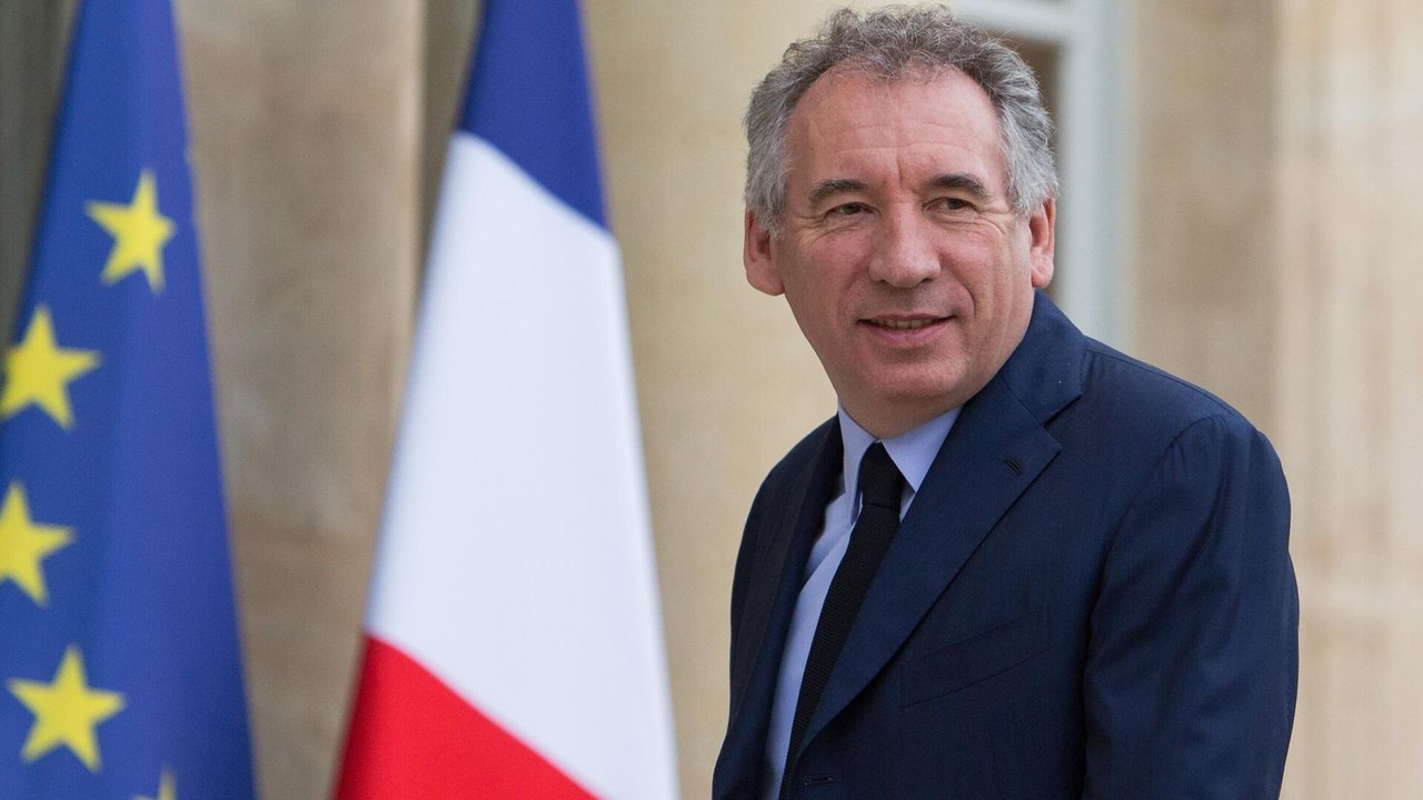 Com apenas 1 mês no cargo, primeiro-ministro da França terá moção de censura analisada no Parlamento