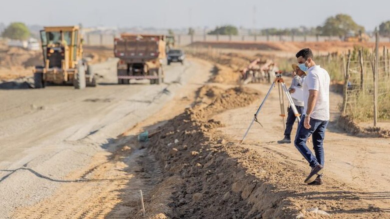 Prefeito JHC vistoria obras da Avenida Alice Carolina que vai beneficiar 200 mil pessoas