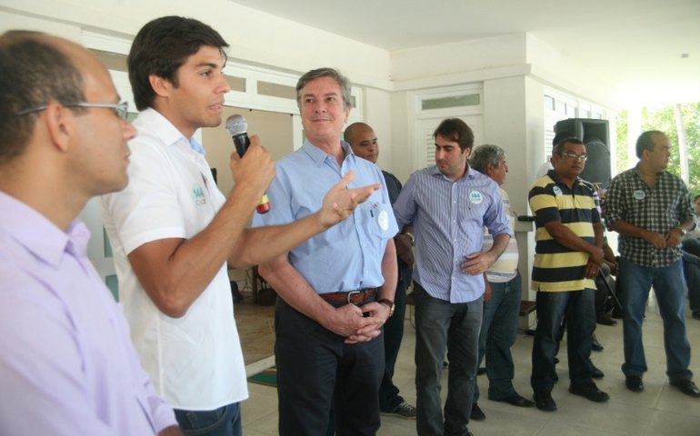 Prefeito Zezeco declara apoio à reeleição do senador Fernando Collor