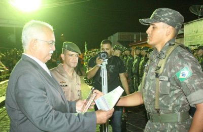 Rogério Teófilo prestigia atiradores durante formatura do Tiro de Guerra 07/015, em Arapiraca