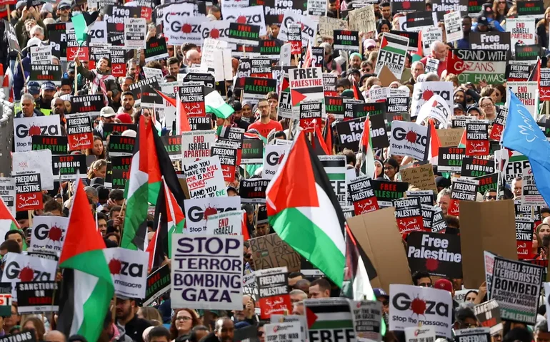 Manifestantes pelas ruas de Paris: 'Parem o genocídio'