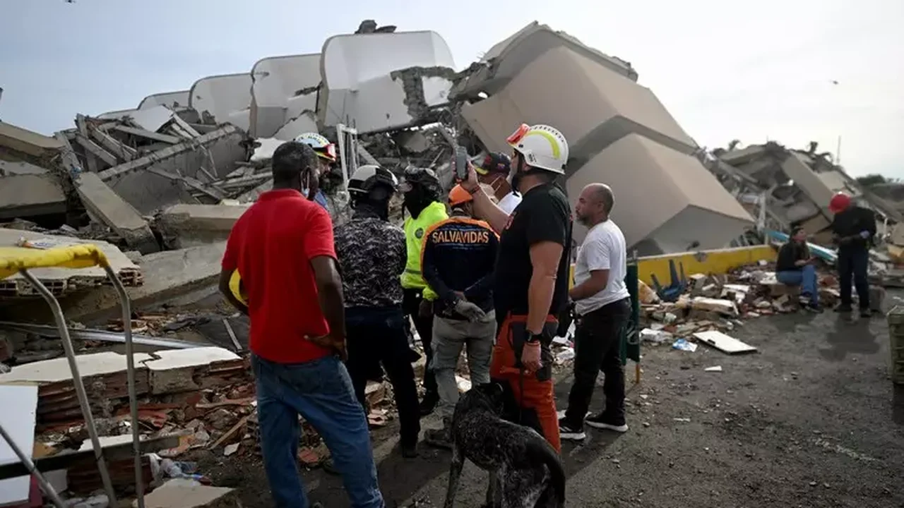 Equipes tentam resgatar menino de 9 anos preso sob escombros na Venezuela