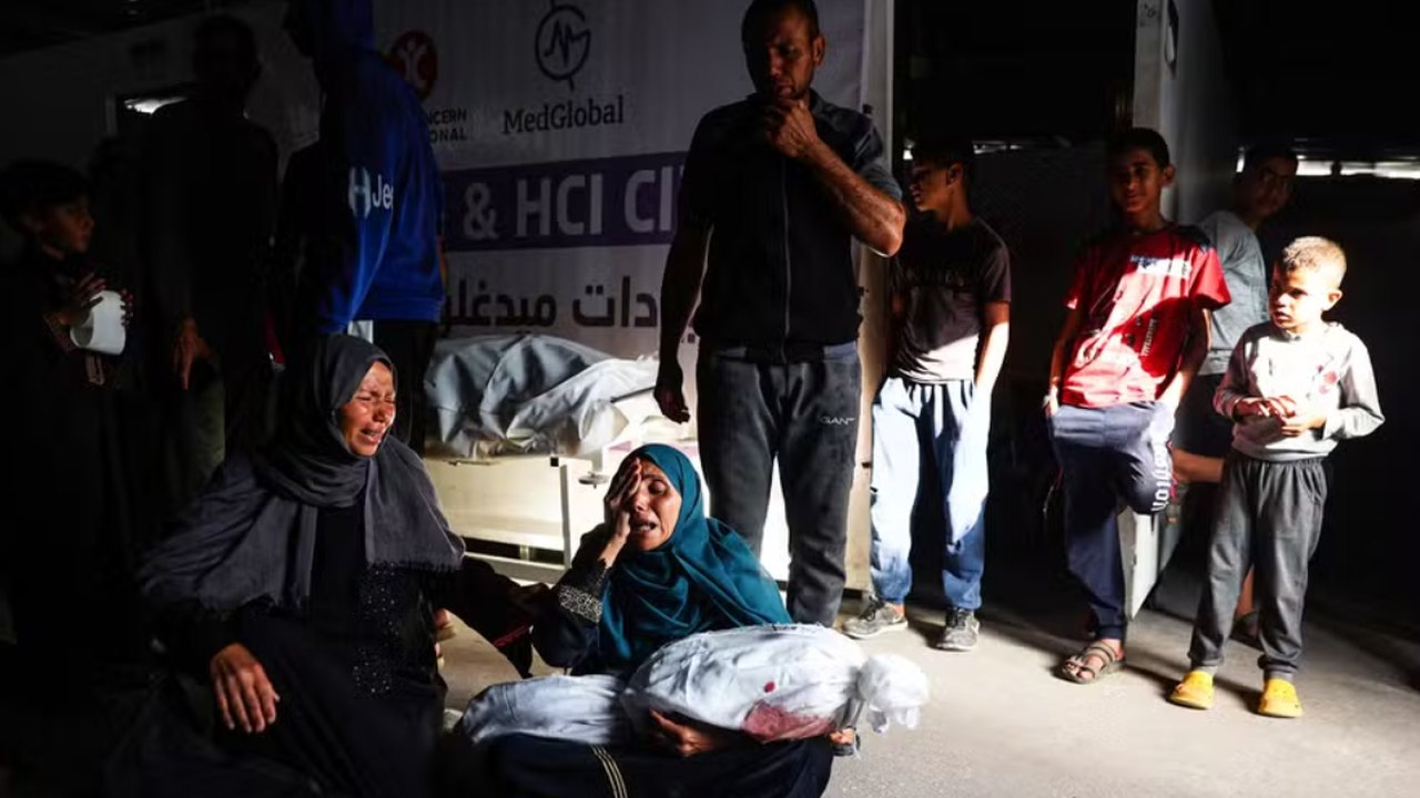 Vídeos mostram socorro a palestinos atingidos por bombardeio israelense em Rafah; assista
