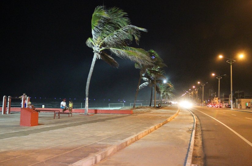 Iluminação: moradores aproveitam a orla do Sobral
