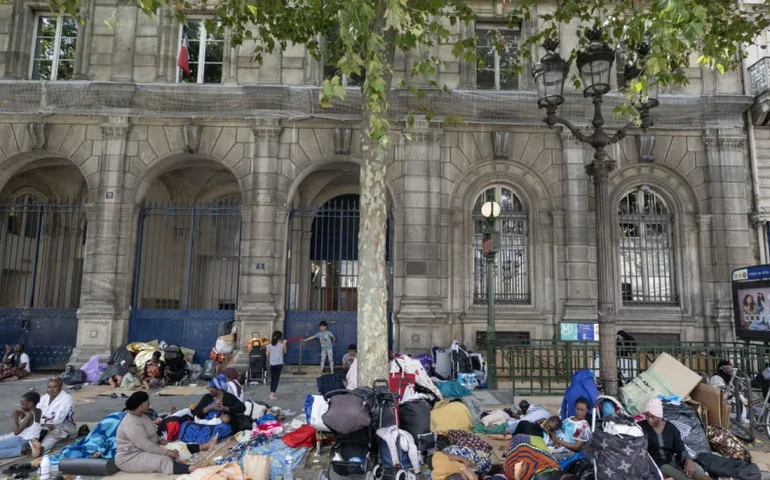 Polícia francesa desmantela acampamento de imigrantes em Paris,100 dias antes dos Jogos Olímpicos