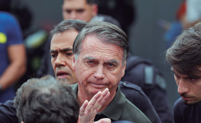 Bolsonaro foi levado para sede da PF após romper tornozeleira
