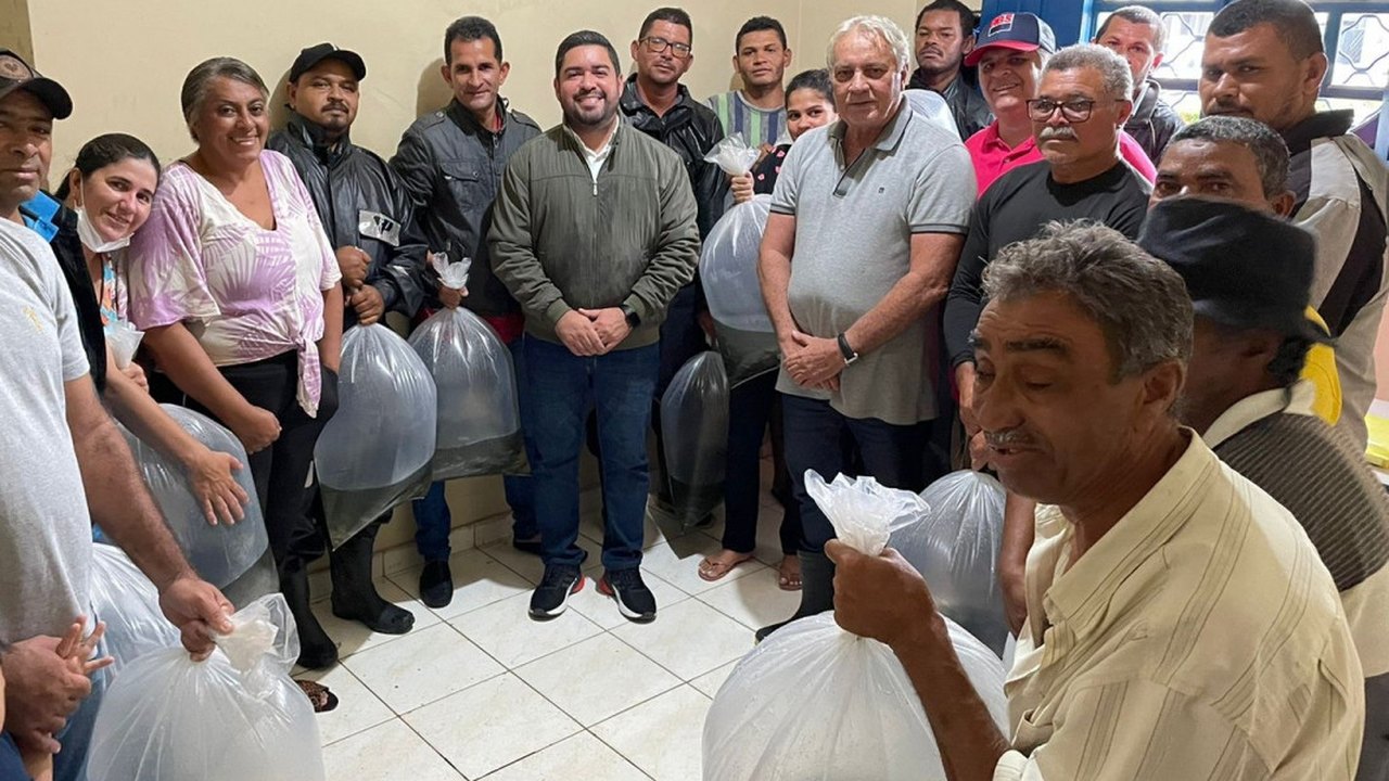 Agricultores familiares recebem 20 mil alevinos de tilápia em Viçosa