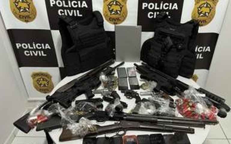 Suspeito de controlar distribuição de drogas no centro é preso com carros e relógios de luxo