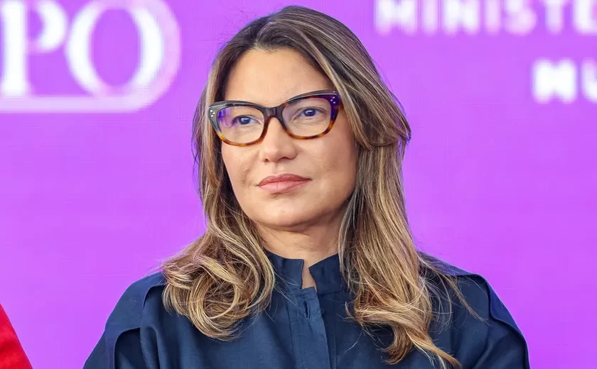 Janja descarta seguir carreira política e ironiza Michelle Bolsonaro