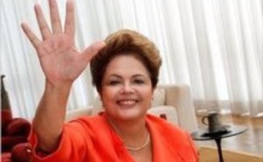 Presidente Dilma comemora vitória brasileira e elogia Julio Cesar pelo Twitter