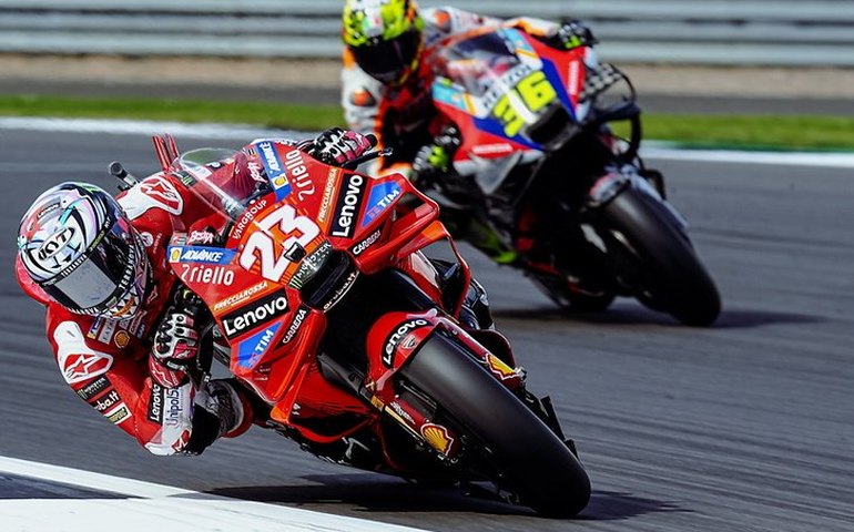 Bastianini ultrapassa Martín na última volta e vence Etapa de Emilia-Romagna da Moto GP