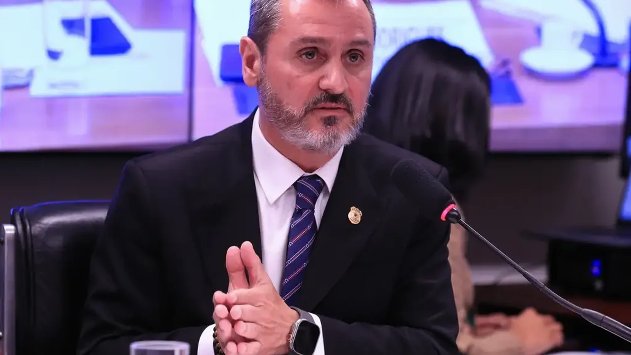 Diretor da PF falta a sessão na Câmara e oposição reage com protestos