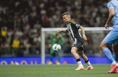 Atlético-MG sofre, ganha com gol de Bernard no fim e vai à semifinal da Sul-Americana