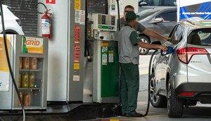 Gasolina fica R$ 0,18 mais barata nas refinarias a partir desta terça-feira / Foto: Foto: Edu Garcia/R7
