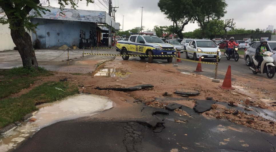 Rede de abastecimento rompe e deixa moradores sem água na Zona Sul de Aracaju / Foto: Foto: Aline Aragão/TV Atalaia