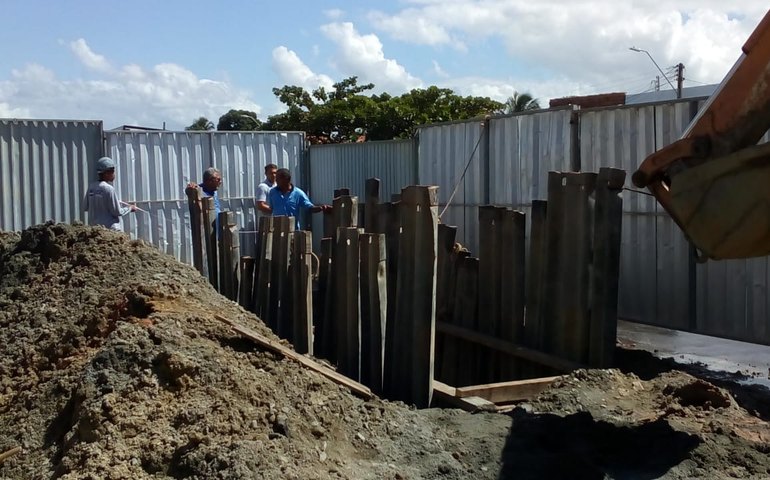 Casal conclui reparo de coletor de esgoto no bairro da Levada