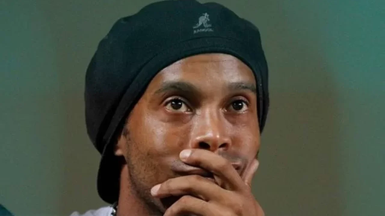 Ronaldinho 'dribla' torcedor que invadiu o campo em jogo de lendas do Barcelona