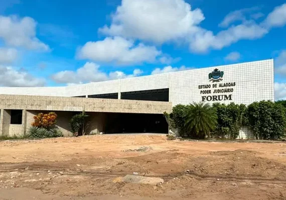 Mulher é ameaçada e agredida após audiência no fórum em Arapiraca