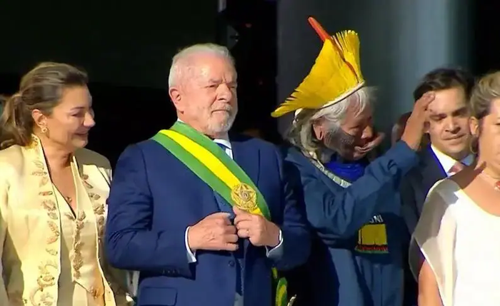Lula com a faixa presidencial