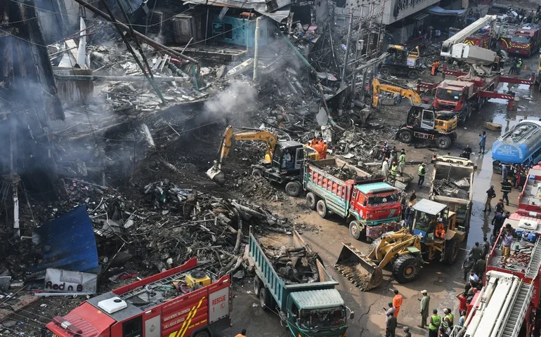 Equipes de resgate recuperam mais corpos do incêndio em shopping center de Karachi, elevando o número de mortos para 15