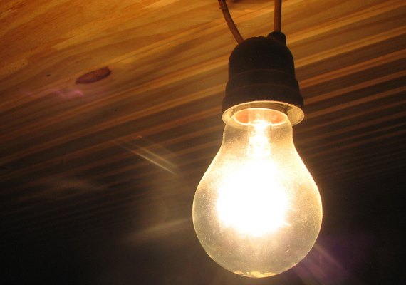 Cobrança extra na conta de luz continua em agosto, diz Aneel