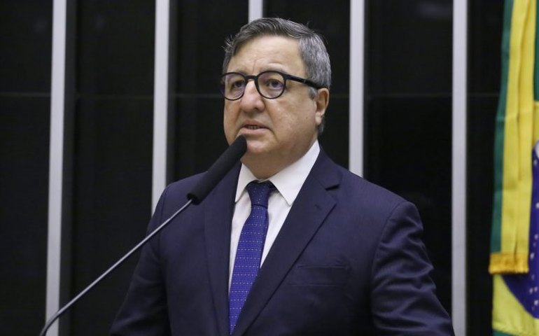 Comissão debate criação de piso salarial nacional para administrativos da educação básica