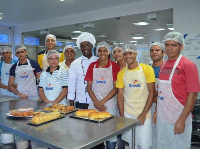 Colaboradores do Supermercado UniCompra concluem curso no Senac