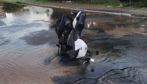 Moto cai em buraco após asfalto ceder na Zona Sul de Aracaju / Foto: Foto: Denisson da Silva