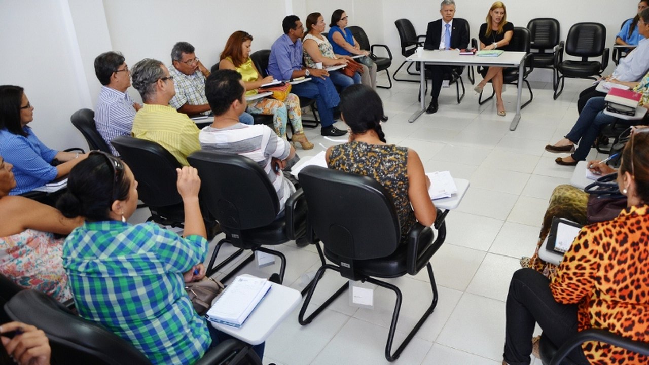 MPE recomendará fim de cobrança de taxas em cursos da Uncisal; Promotora recebe sindicato de professores