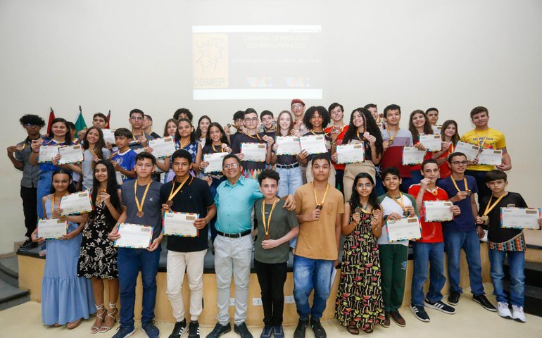 Setenta e seis estudantes da rede estadual recebem medalhas da OBMEP nesta quinta-feira (25)
