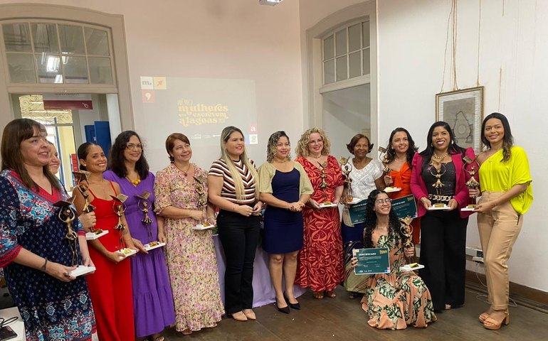 Escritora arapiraquense é homenageada durante Prêmio Mulheres que Escrevem