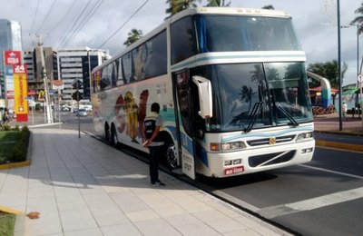 SMTT fiscaliza ônibus de turismo na orla de Maceió