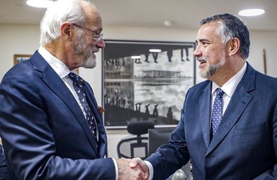 Ministro da Secretaria de Comunicação Social da Presidência recebe pai de Julian Assange